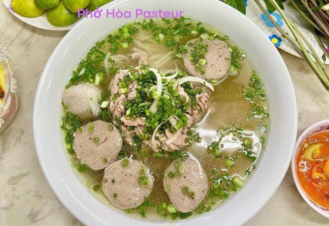 Phở Hòa là một trong những quán phở ở Sài Gòn lâu năm có hương vị ấn tượng